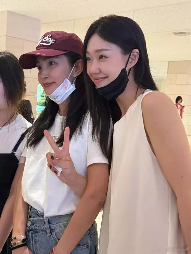 李冰冰管乐手挽手看舞剧，全程贴贴比心自拍关系好。 ​​​