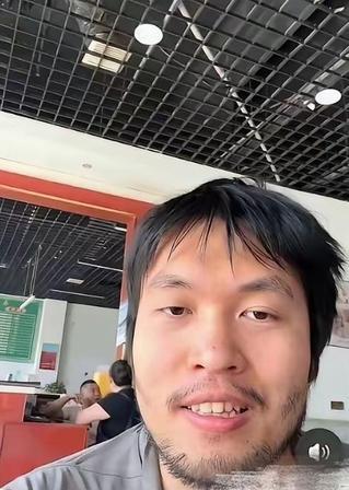 一名日本游客发帖子说，自己在新疆吐鲁番碰到了被拒服务的情况。

那天下午一点钟上