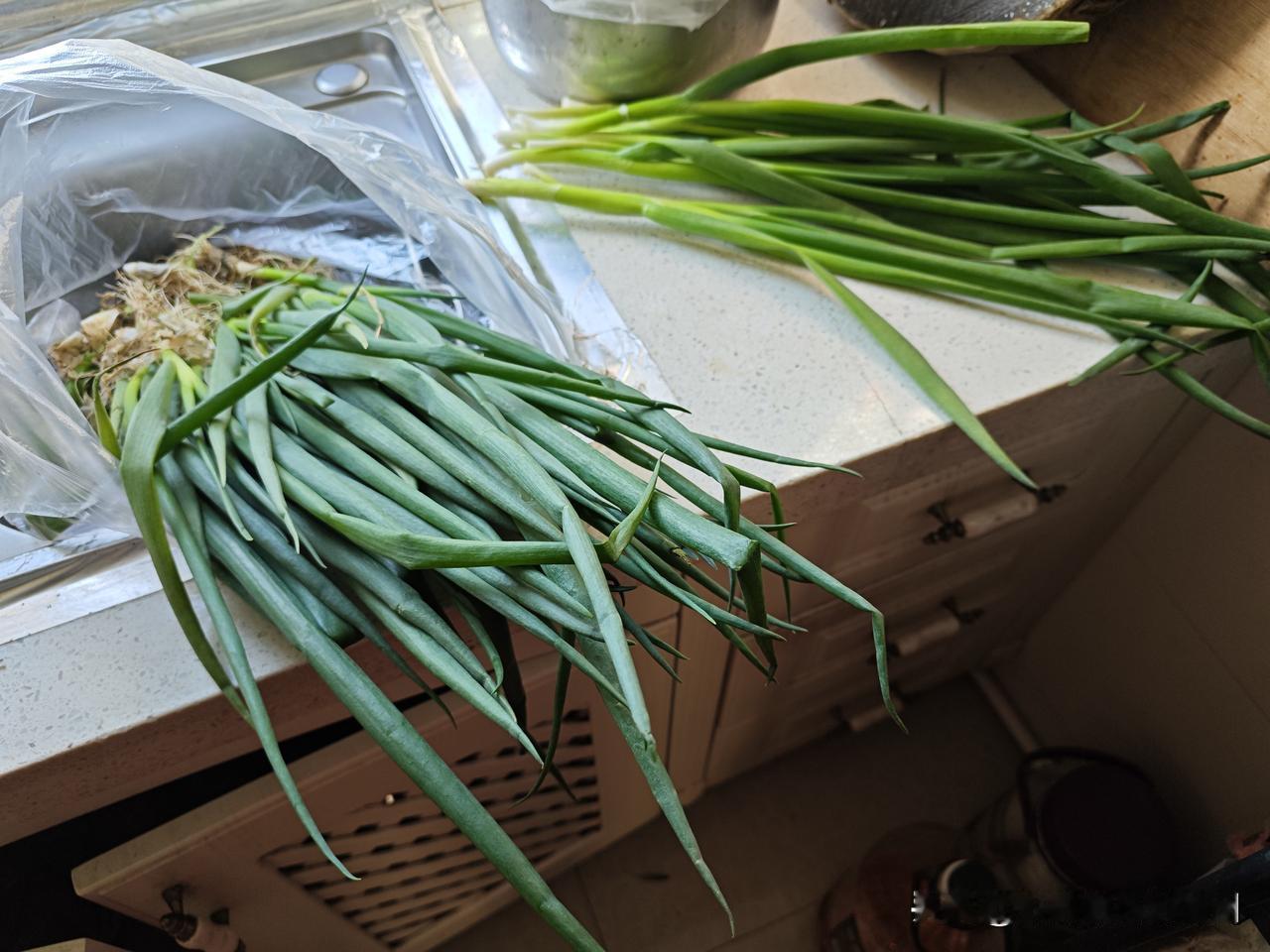 这路边卖小葱的女商贩还挺猖狂
        路边一女商贩卖小葱，不称重卖，而是