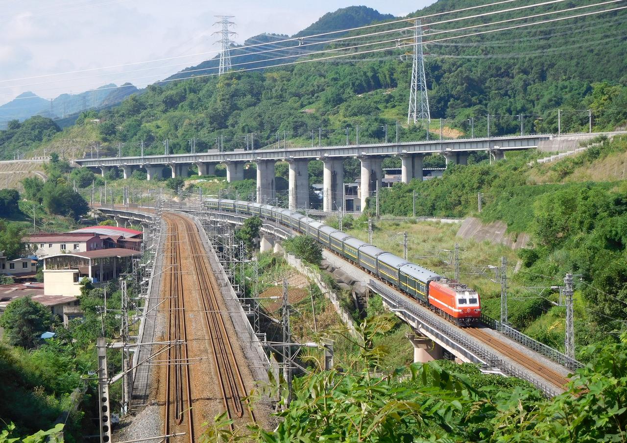 这是2021年夏季拍到的重庆西到乌鲁木齐K1583次列车，这趟列车之前在重庆站发
