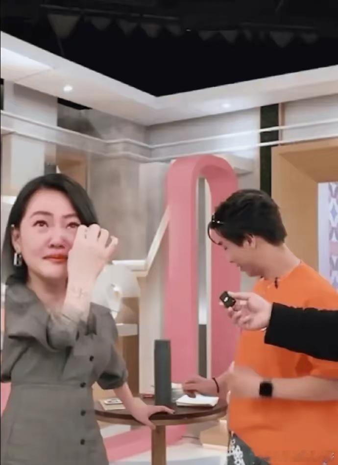 #小S玩哈利波特精装版梗##小S谈哈利波特精装版哭了# 小S玩《哈利波特》精装版