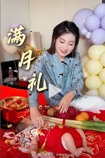 【#王暖暖发文庆祝孩子满月礼#】9月24日，泰国孕妇坠崖案当事人王暖暖发视频，庆