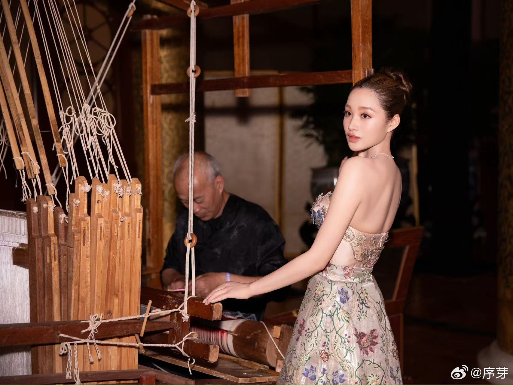 很难得能把反差角色演好的演员，孙嘉璐做到了。顾采薇干净温柔，颜文秀情绪浓烈，风格