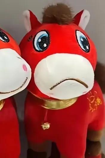 工人手误将原本嘴角上扬的玩偶马，缝成了嘴巴下垂的“哭哭马”，老板起初担忧滞销，没