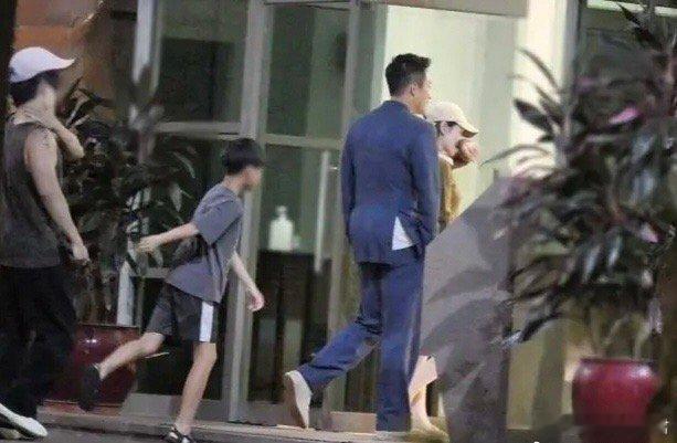 马筱梅两口子结束巴黎度假回台北带娃，被偶遇带孩子去吃火锅，小箖箖一路上好活泼，孩