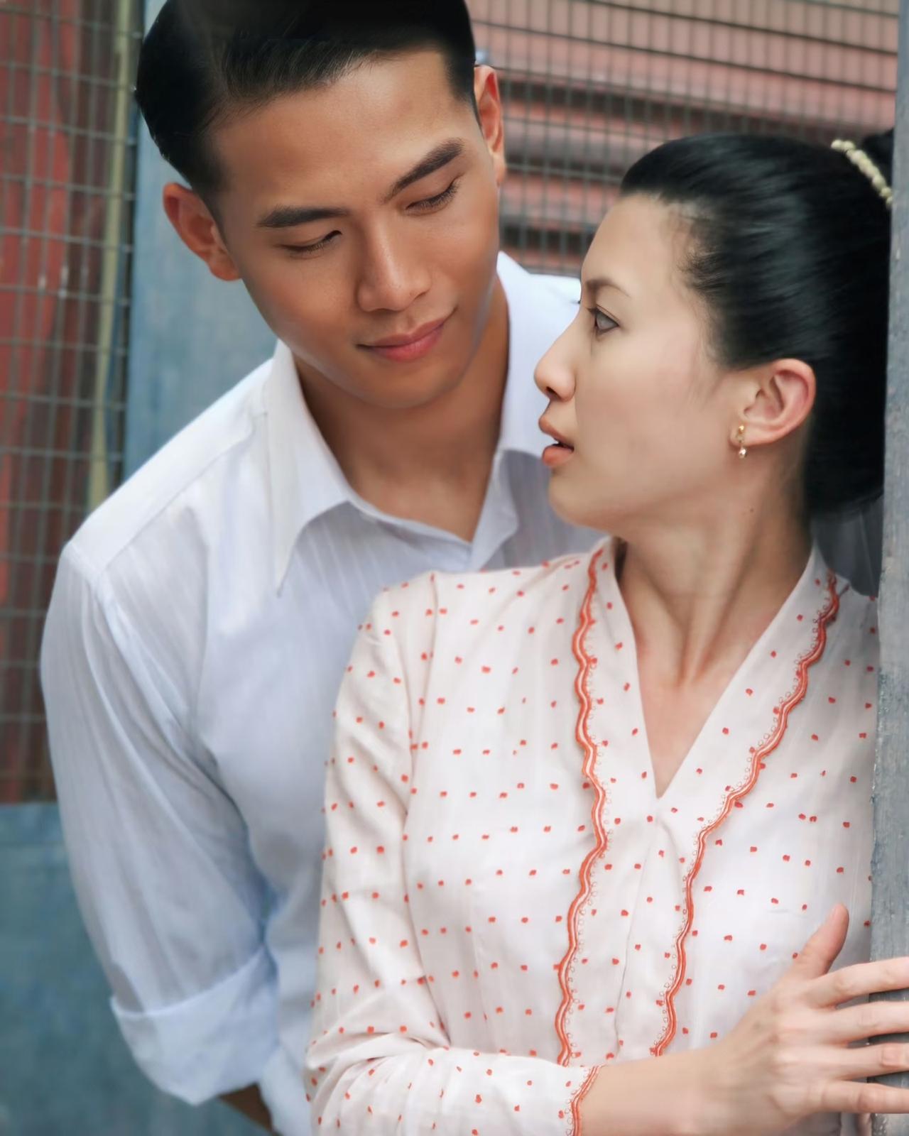 凭借新加坡电视剧《小娘惹》一炮而红，来自中国广州的男模戚玉武，近年又搭档著名演员