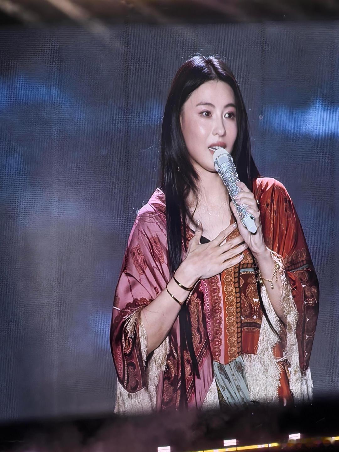 张柏芝奔跑这一幕张柏芝大屏的神来的张柏芝状态还是这么好啊～那种明媚、生动、充满生