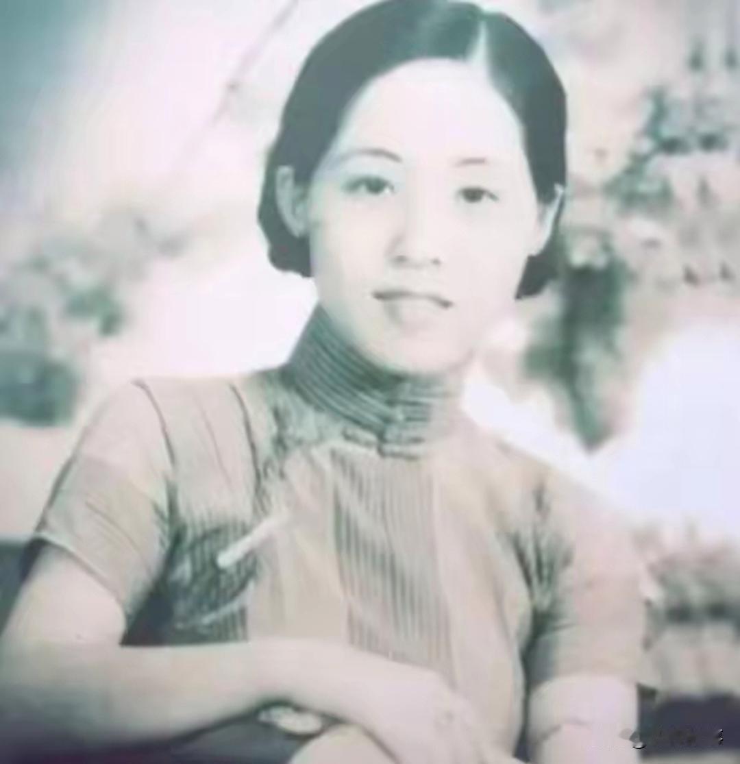 1949年，解放军第9兵团司令员宋时轮参加宴会，被一个身材婀娜、面容姣好的年轻女