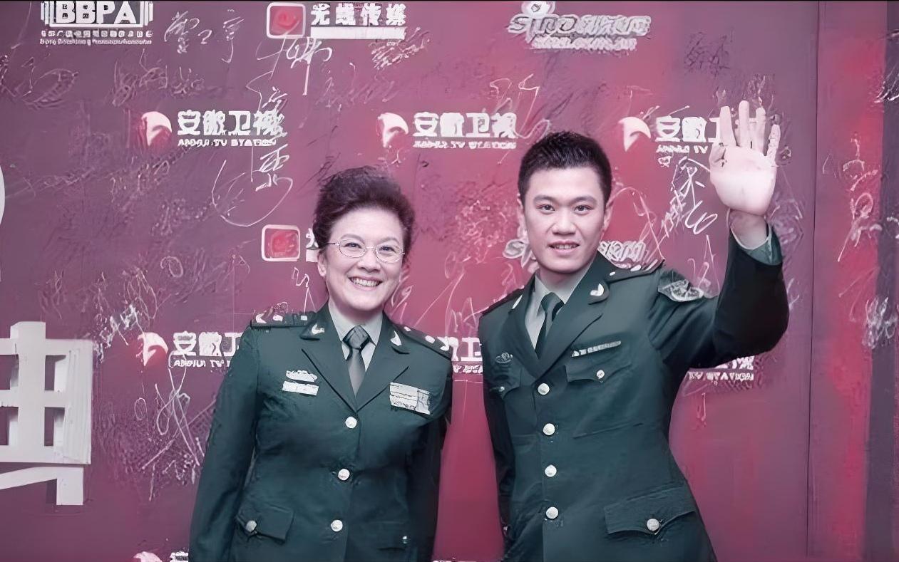 一身戎装亮相国剧盛典，左边是拿满影视大奖的老牌军旅戏骨，右边是荧幕实力派青年演员