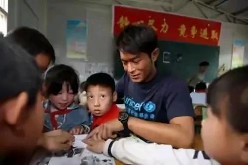 香港明星中做慈善公益的很多，有高调做慈善公益的，比如说成龙，还有谭咏麟等组成的香