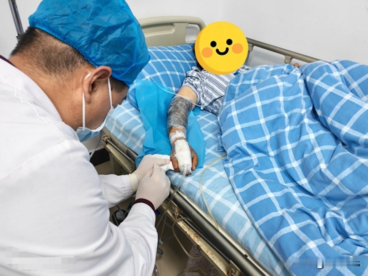 这女孩也是无敌了，家里养蛇当宠物，冰箱里放老鼠喂蛇，结果被蛇咬伤，住进医院抢救！