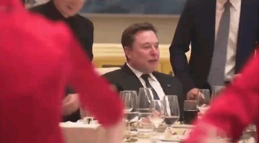 今天酿酒板块上涨的原因找到了，欢迎晚宴美国商界大佬都在喝酒，看马斯克喝了不少啊！