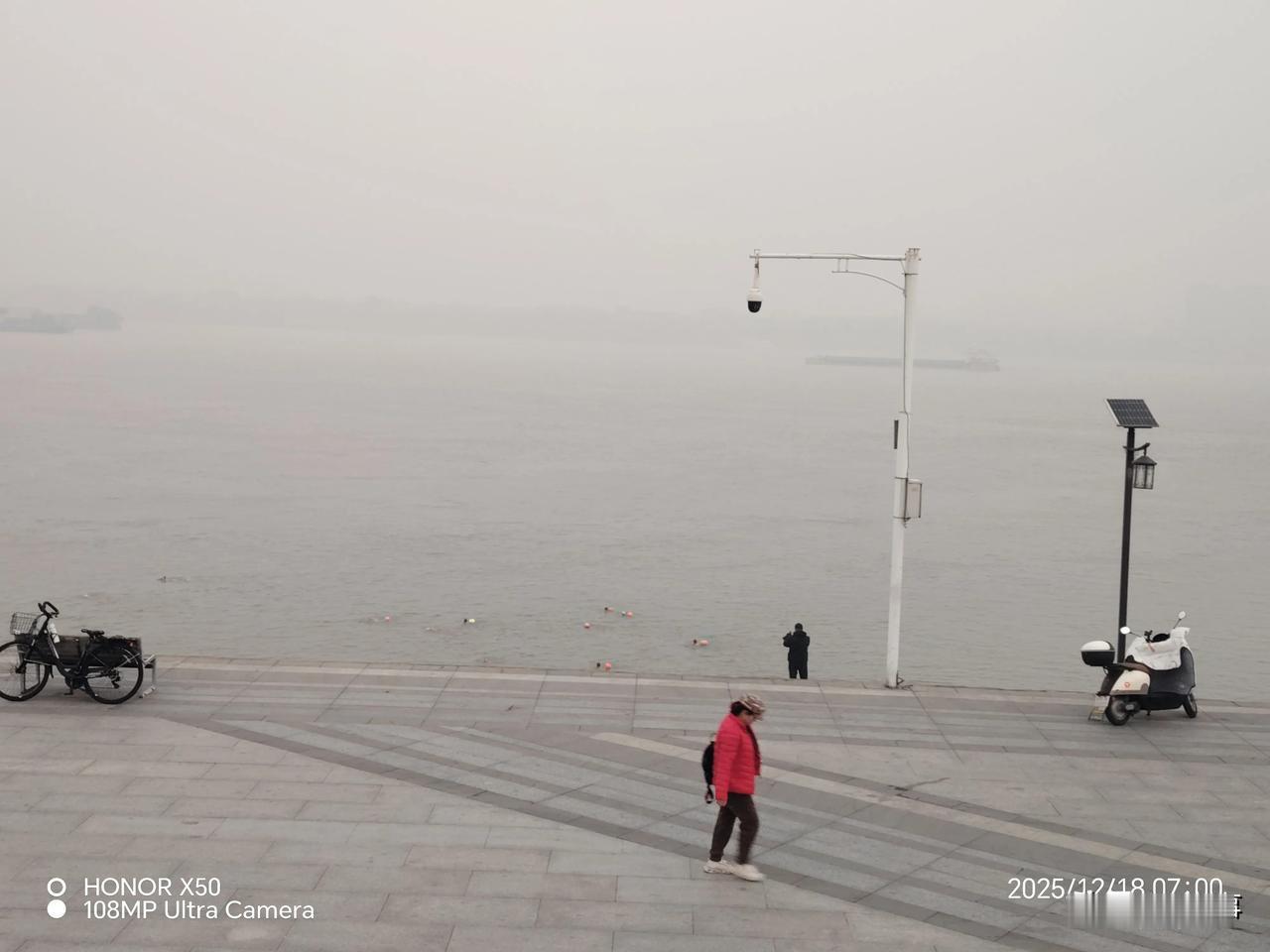 探寻人工智能2025年12月18日长江晨练冬泳“探寻人工智能”