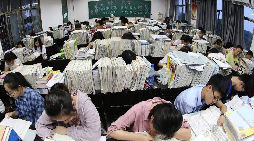 中小学催熟的恶果，终于在大学集中爆发了

网上总在吐槽现在的大学生，说他们像没有