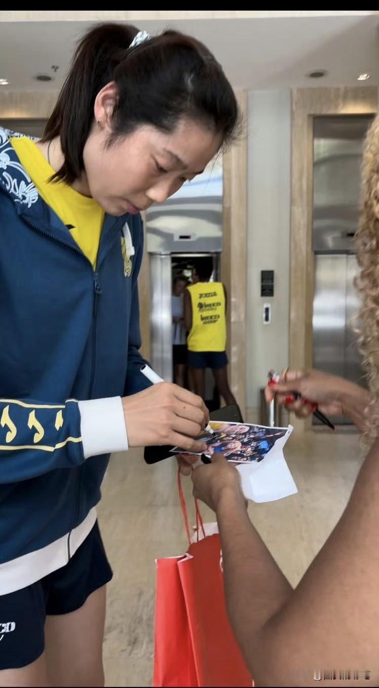 从场内追到场外，就知道这位球迷多么热爱朱婷！
瞧，合影照、红礼包、笔，粉丝早早都