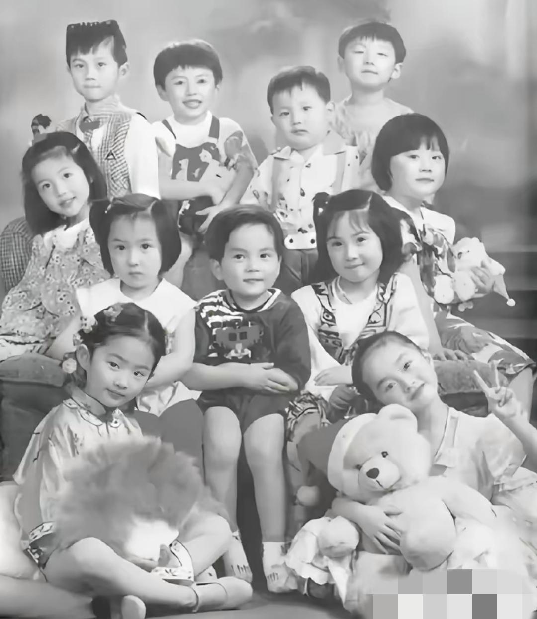 来，测测眼力，这群小朋友当中有一位当红明星，你们找到了吗，她是谁？