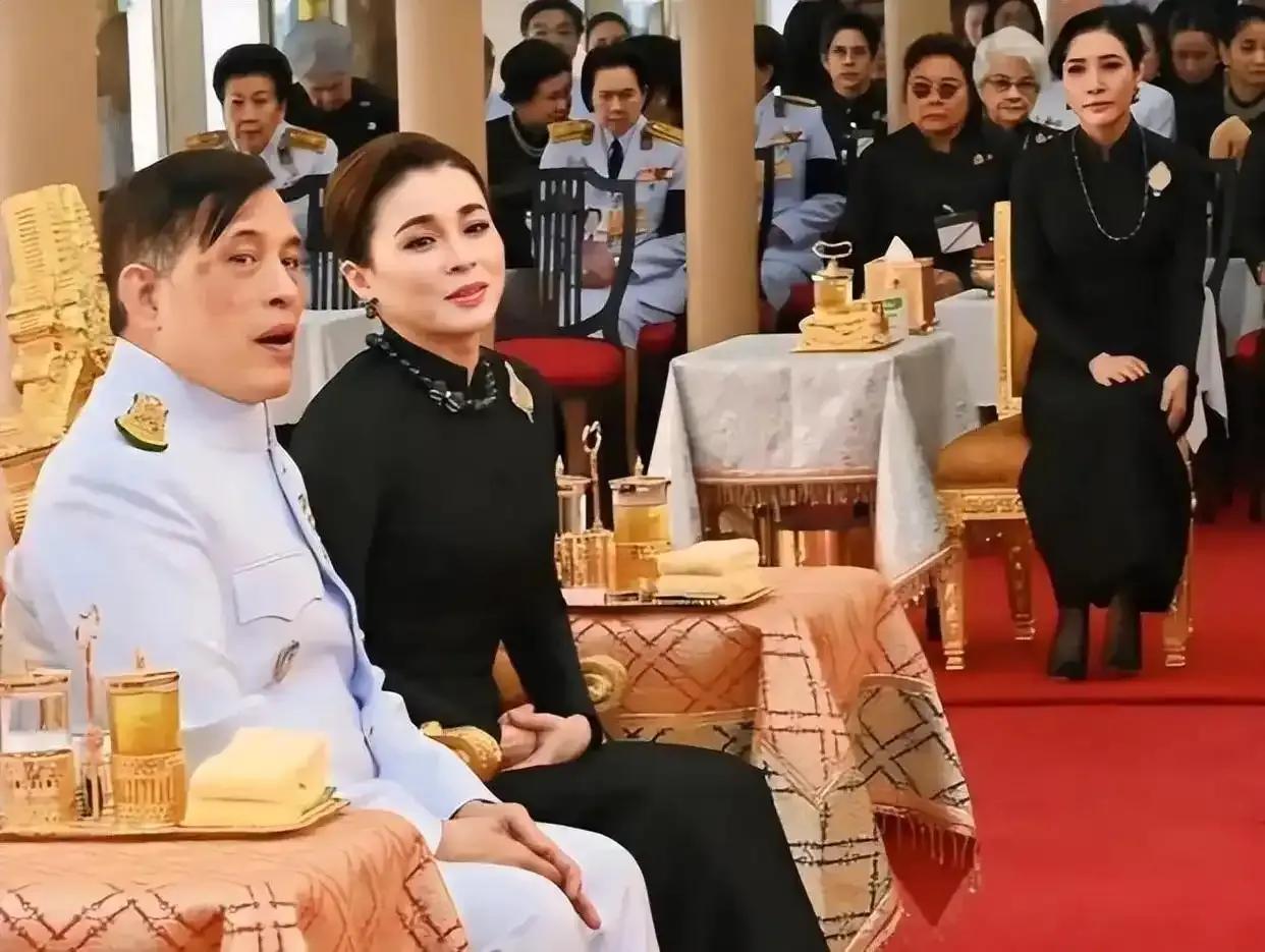 这算不算虎视眈眈？
近日王室活动里，诗妮娜公开亮相了，她虽然不能像苏提达一样和泰