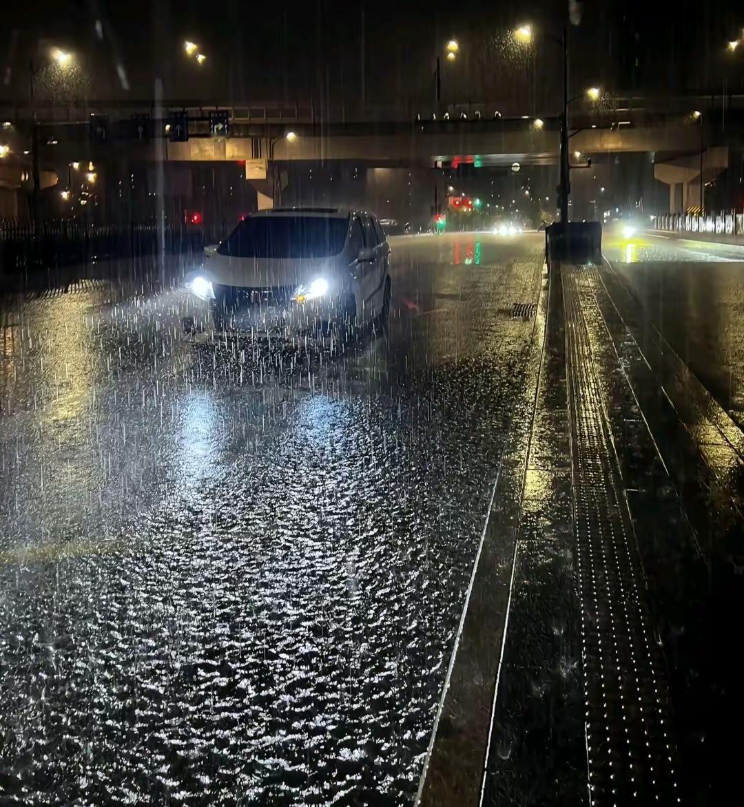 雨天在路上 感受一下雨🌧️中夜色 一个人独自享受。安静和快乐。雨夜车拍