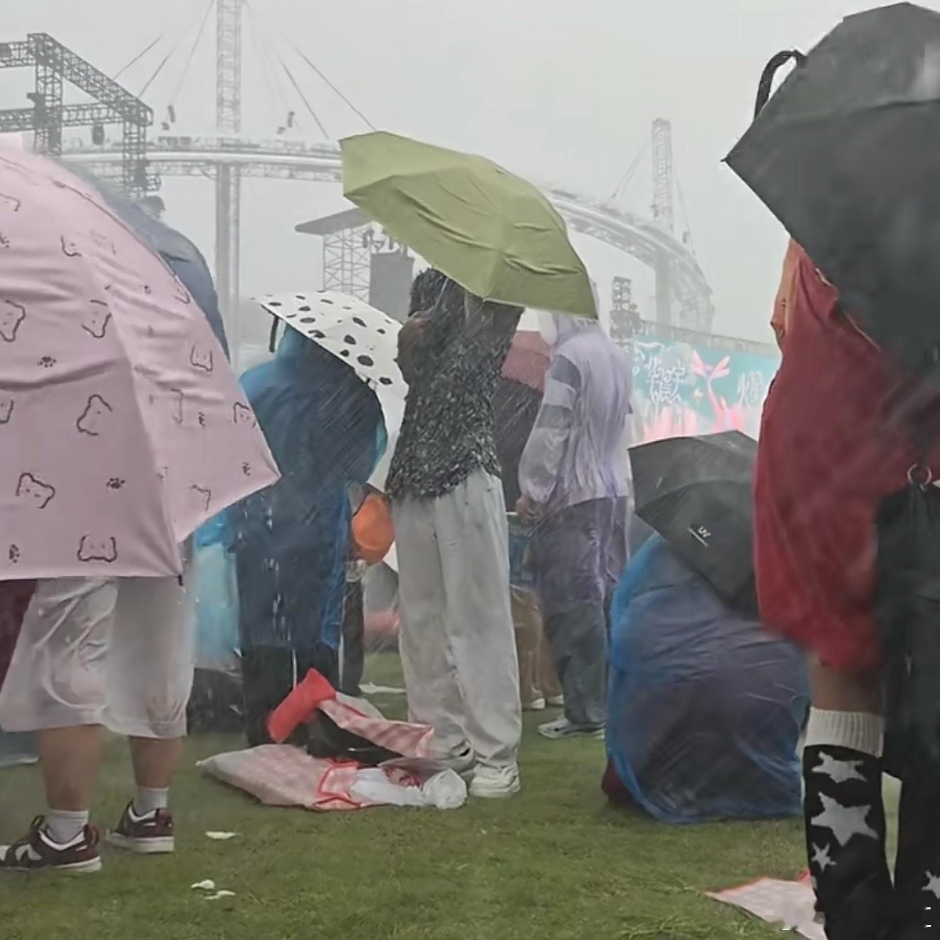 户外演唱会风险就是控制不了天气，今天华晨宇佛山站第二场大风大雨~~ ​​​