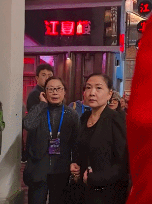 看这些老戏骨的样子，很显然被这些粉丝的阵势吓到了，沈丹萍老师直接缩了起来。

昨