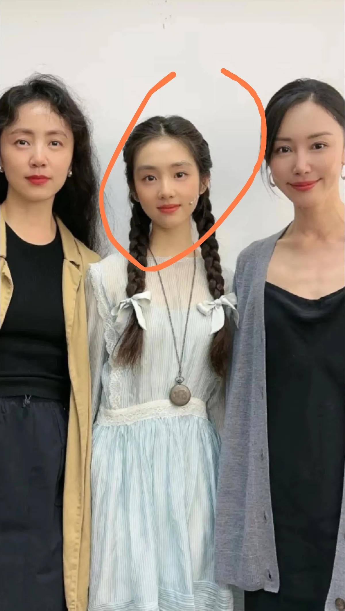 19岁黄多多把观众看哭

何炅在侧幕偷偷竖大拇指

她演的是《如梦之梦》五号病人
