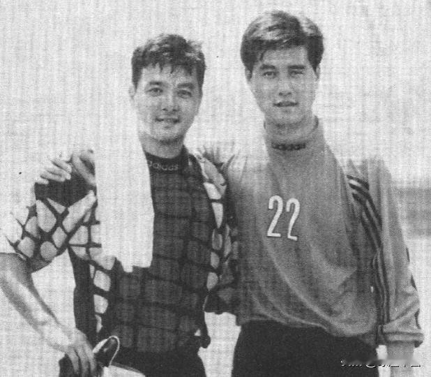 江津把两种不同的东西接合进了自己的个性：既粗犷，又细腻。

他的身高1米95，是