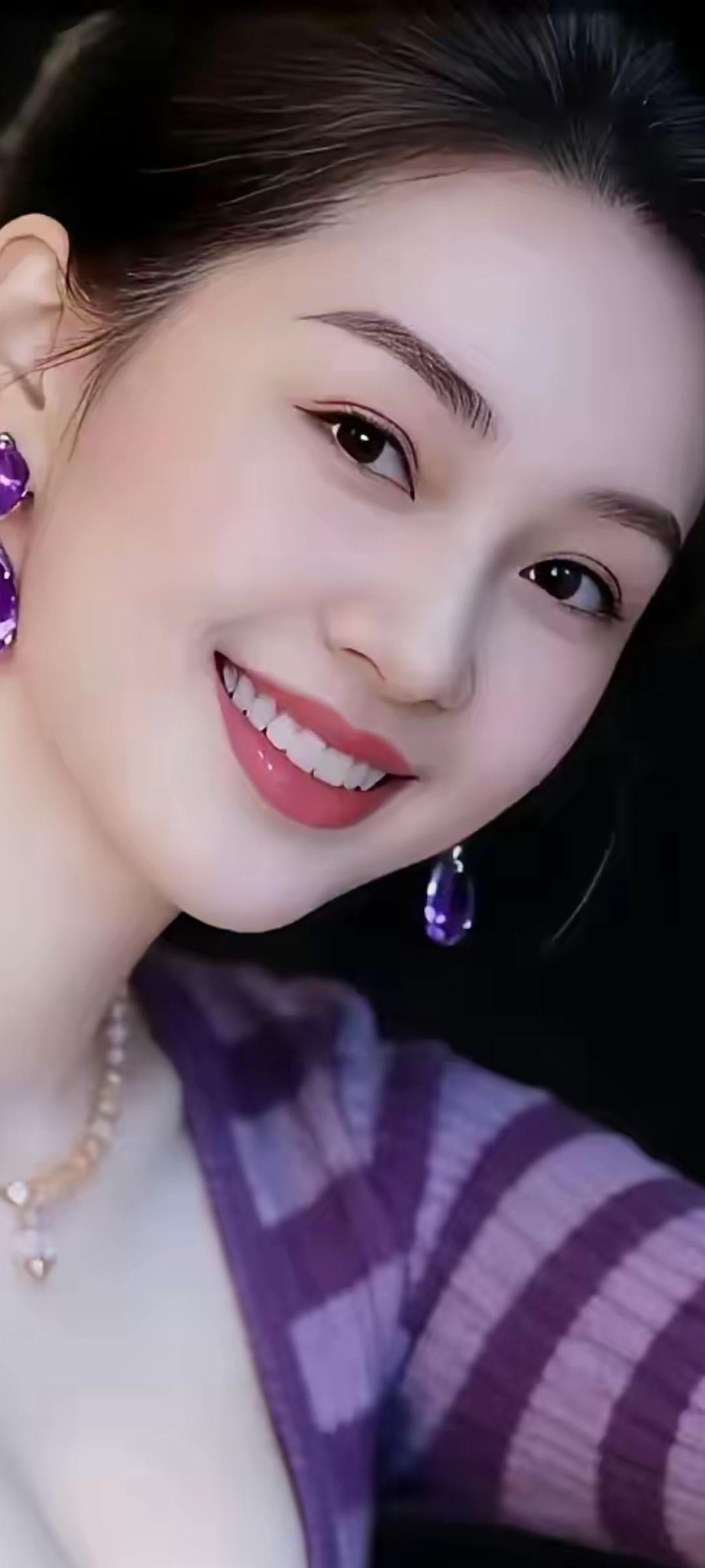 甜美笑容，紫色耳环，优雅项链，时尚穿搭