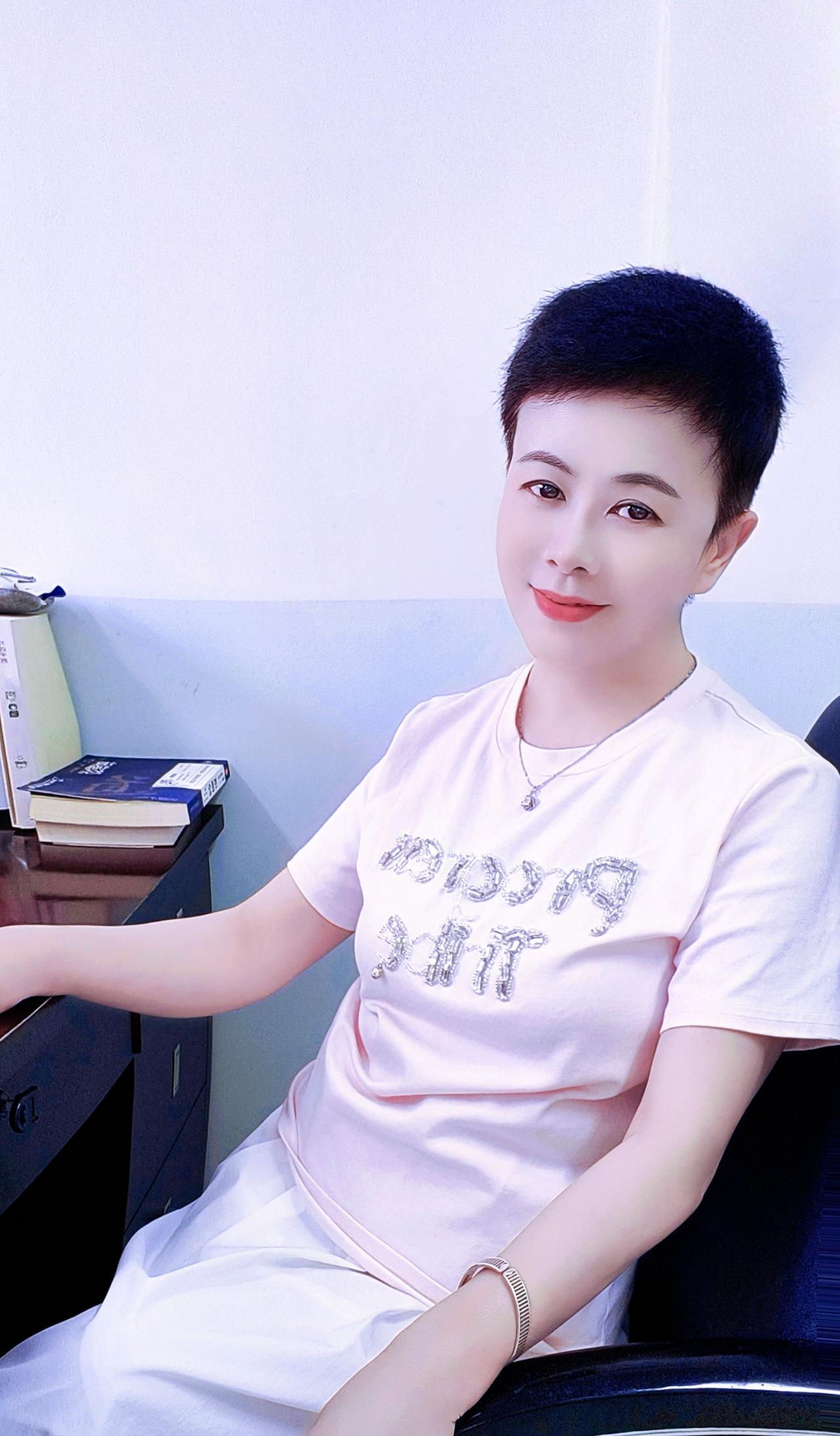 工作再忙，也要留一点时间给自己。一杯茶，一本书，一件柔软舒适的粉色T恤。不需要刻