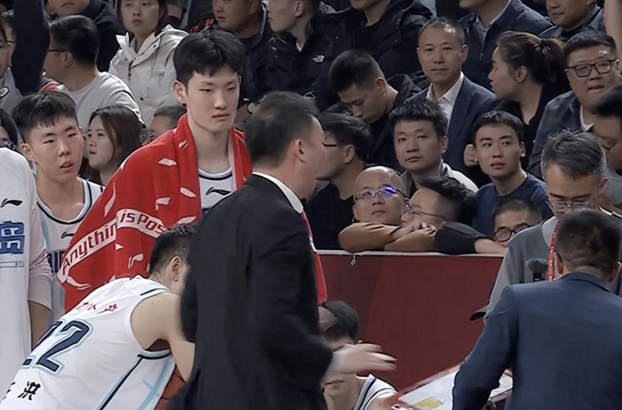 刘维伟指导怒摔战术板两原因：段昂君连犯6错、张宁经典三分
青岛112-123负山