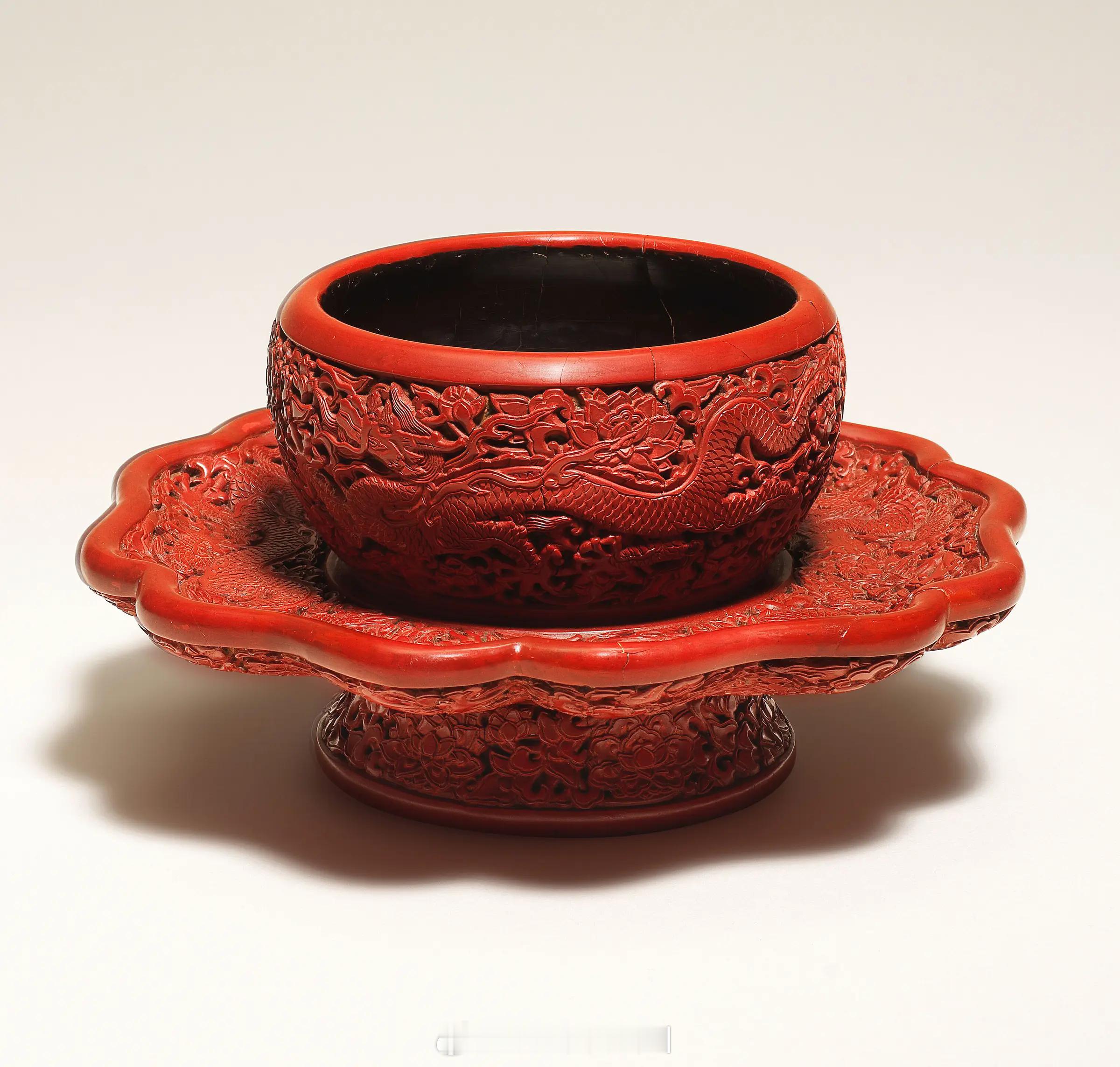 髹饰录 | 明永乐 剔红穿莲龙纹盏托「大明永乐年製」楷书刻款尺寸：直径 16.5