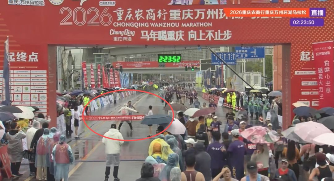 #田协称裁判拦截冲线冠军系错判组别#【万州全马冠军冲线遭拦截！重庆田协称裁判错判