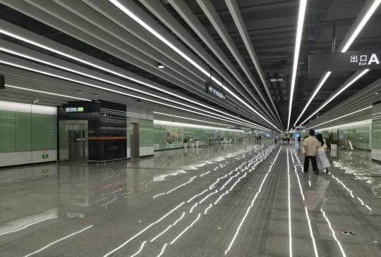 全广州最让人头晕的地铁换乘通道
12号转6号线，几百米的通道，地板严重反光，让人