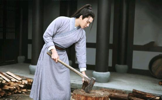 古时，一木匠深夜回家，山路上被一美貌女人拦住。女人自称寡妇，请他前去修床。木匠修