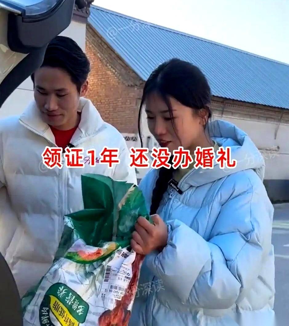 “再拿30万，这婚礼才能办。”
我老婆，领证一年的老婆，把茶杯往桌上轻轻一放，看