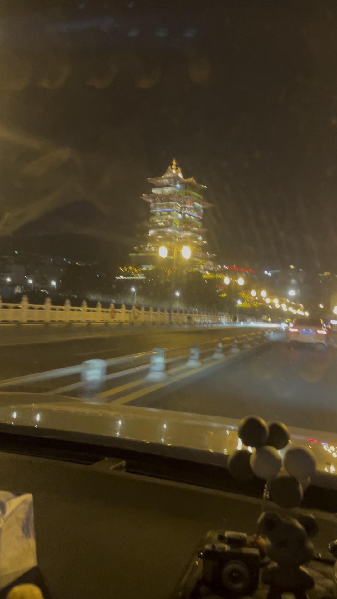 夜晚路，这个好清晰，正儿八经的拍，这个拍得清清楚楚了。光在抖音上看他们拍这个漂亮