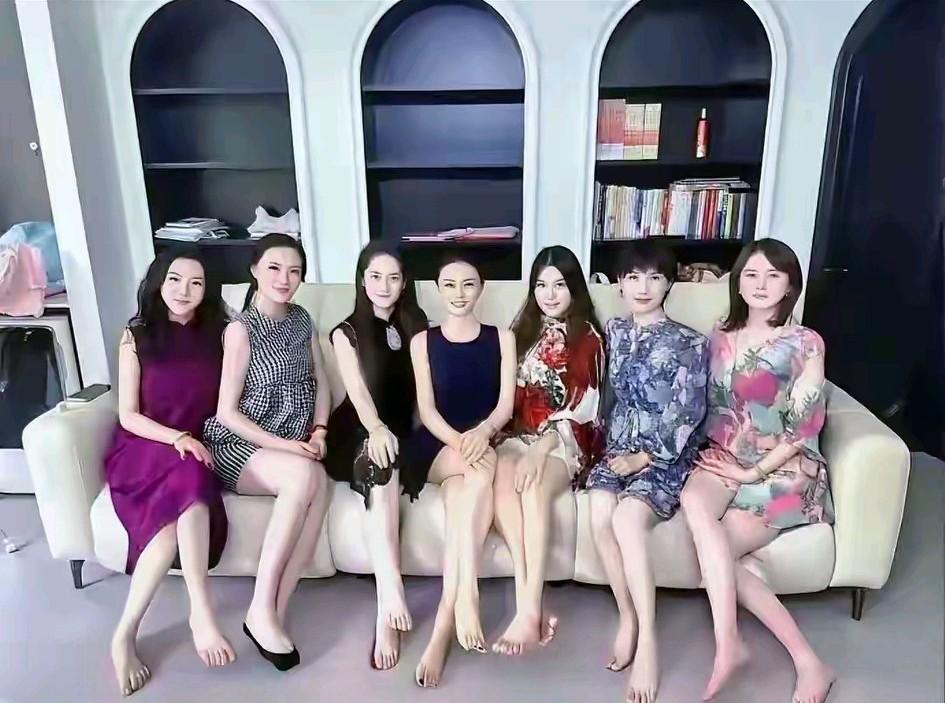 如今的社会咋了！
一个名媛班培训美女如云，简直堪比选美比赛，护肤美容咱就不提了，