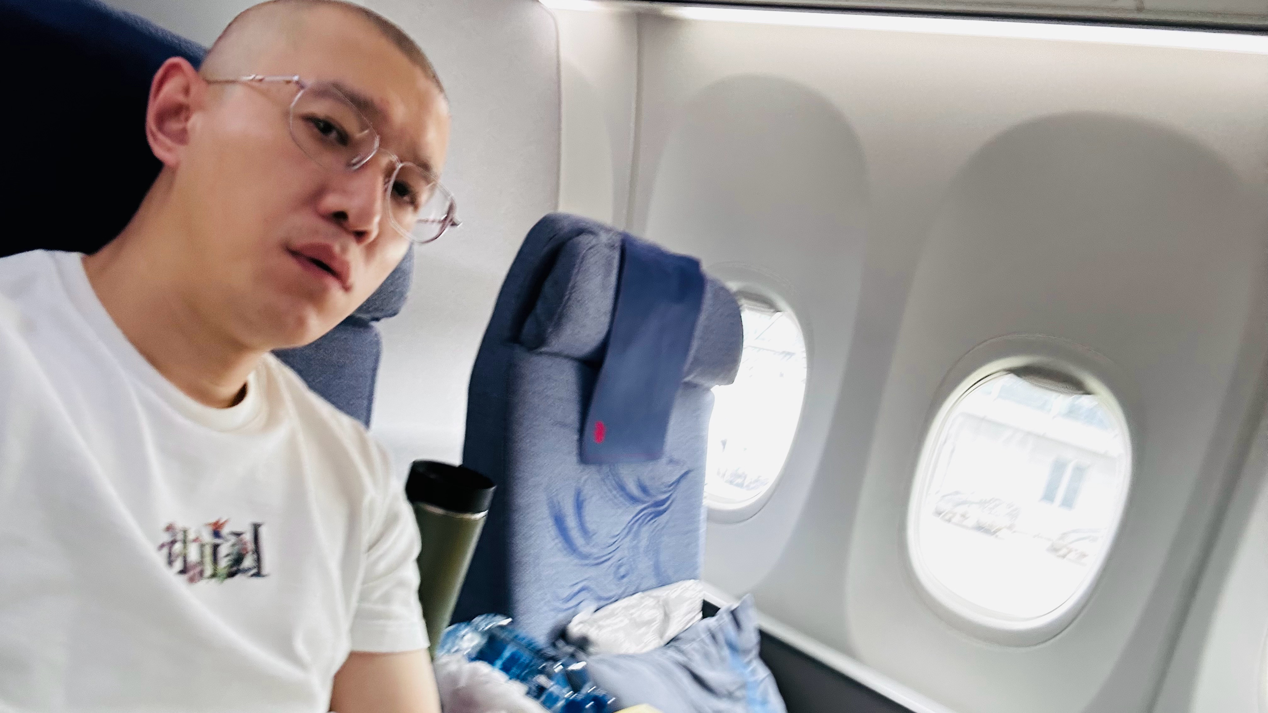 花小钱办大事儿 哈哈哈哈登机口升舱便宜旁边还没人 [可爱][可爱][可爱][可爱