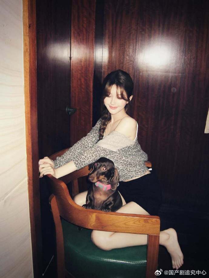 1.赵露思接下来有个好消息，奥妙洗衣液的商务代言马上要官宣了。 2.虞书欣买衣服