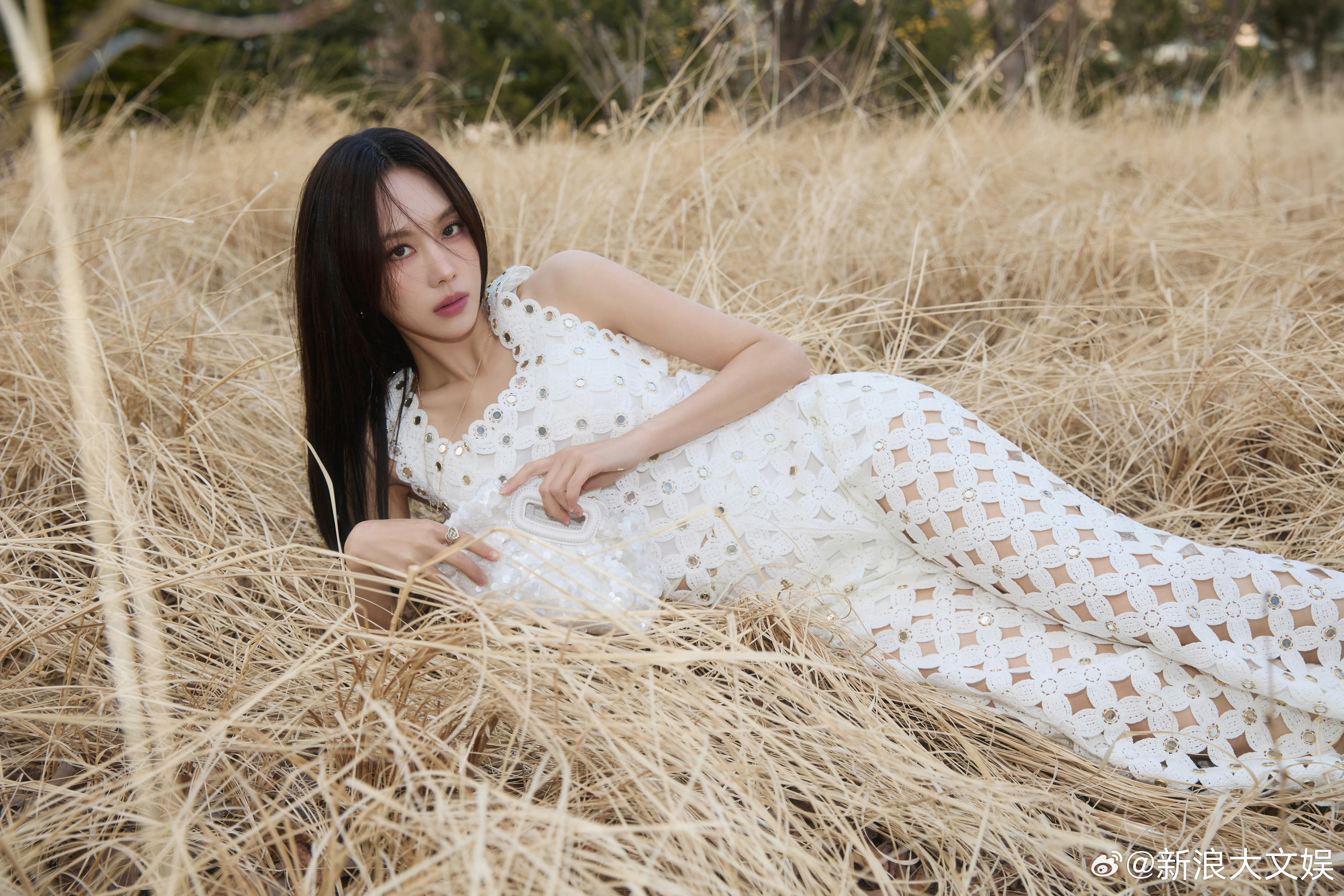 王霏霏38岁生图状态 王霏霏38岁的状态好好，上海活动现身，镂空装优雅出众，生图