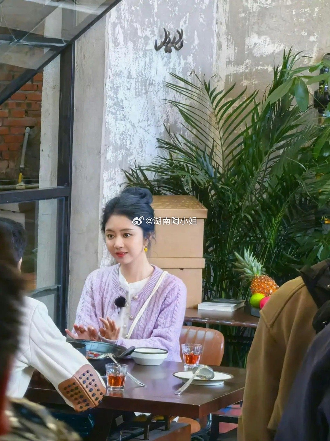 松韵上热搜了不是因为她的新剧《我的山与海》即将播出也不是因为她拿到大奖而是因为她