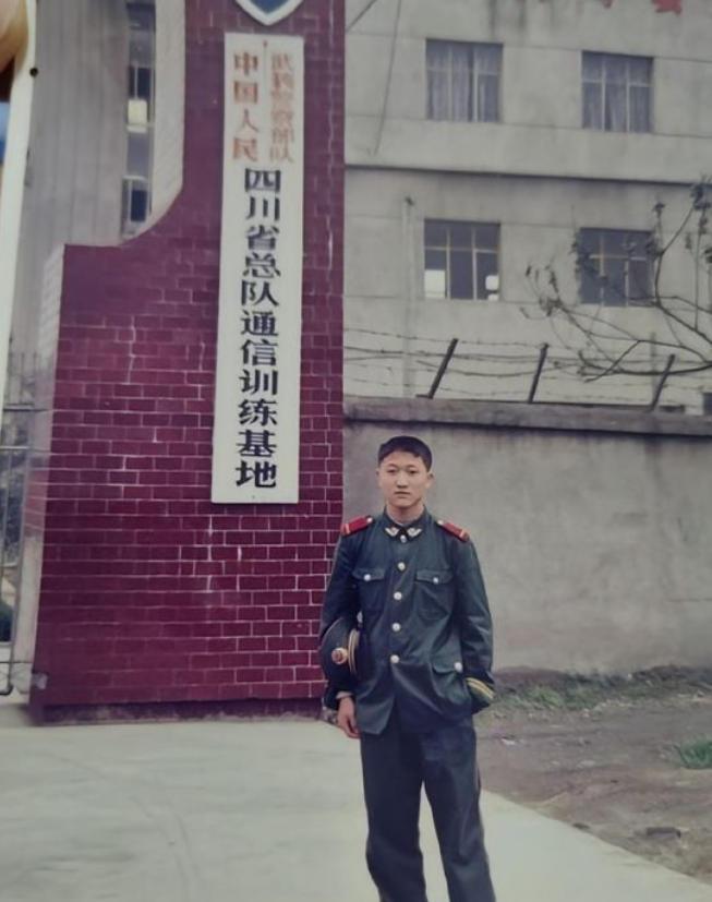 2006年，3名壮汉挟持一名18岁女学生，女孩在长途汽车上悄声向同车的一名武警战