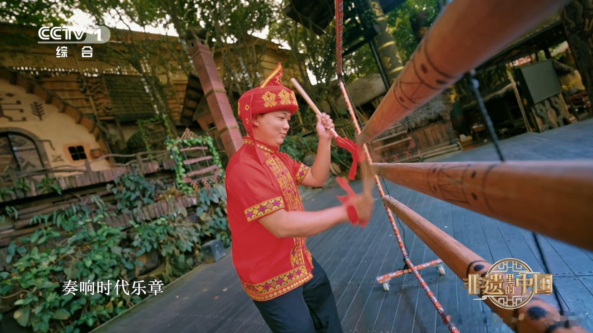 非遗里的中国海南篇海南非遗瑰宝璀璨，黎锦苗绣织就千年风华，椰雕船模镌刻海洋记忆，