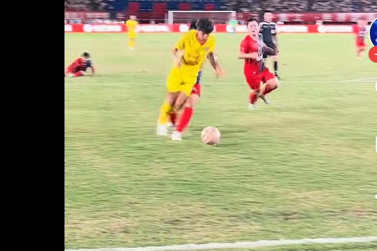 湘超第二轮娄底1：0湘潭。

湘潭队7号徐永乐在禁区内带球往底线跑绊倒在地，是否