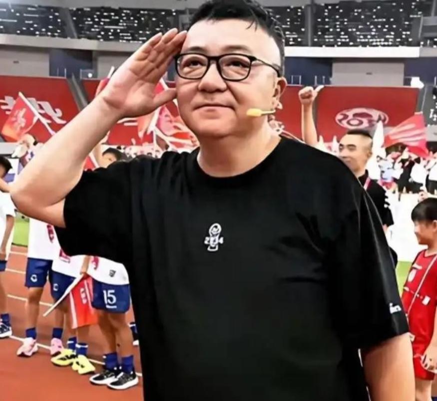 董路到底图什么？千万赞助到账，他没换车没买房，二话不说切出百分之十。这钱不给别人