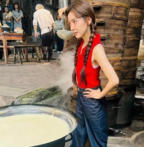 路人手机下的章若楠 还是很美的 