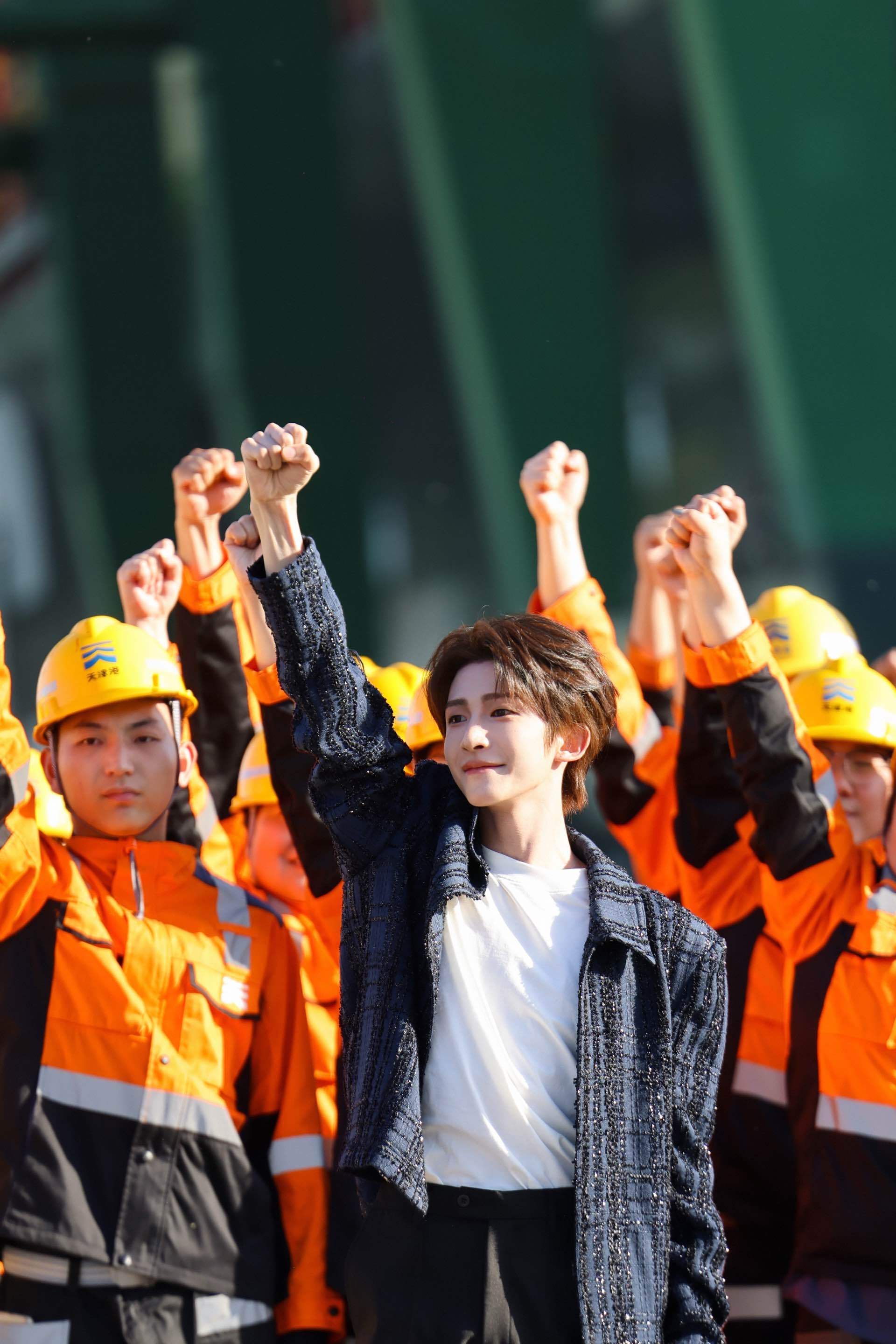 刘宇一首歌从大海唱到陆地今日央视五一晚会与劳动者群体共同演绎节目《在此刻》，非常