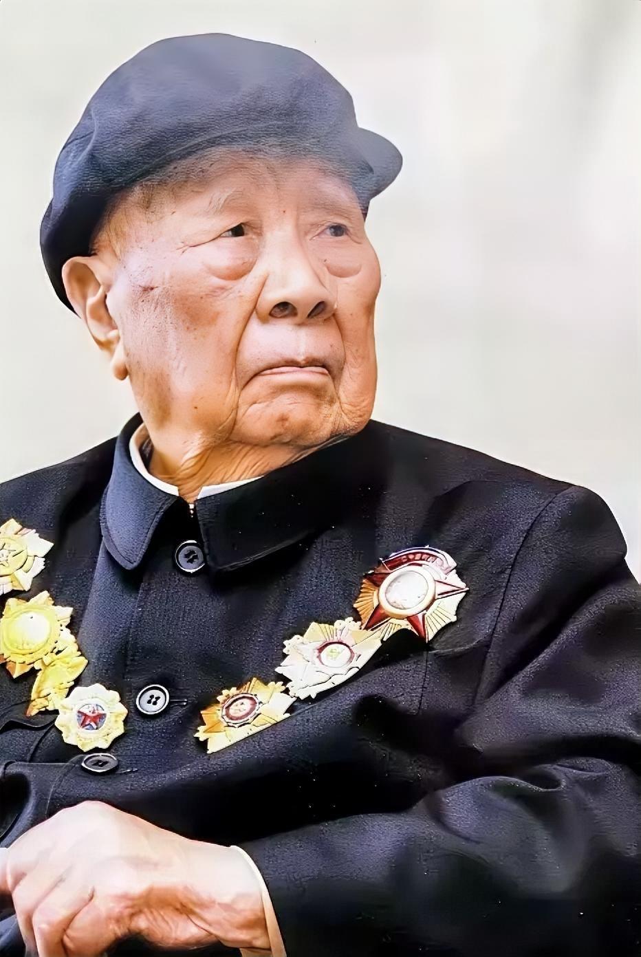 1984年，开国中将曾思玉退休后，到大连一水库钓鱼，钓着钓着，水库负责人走了过来