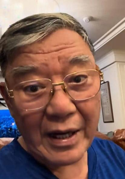 1989 年，李立群成名以后，父亲试探性的跟他说："其实在河南的老家，你还有个同