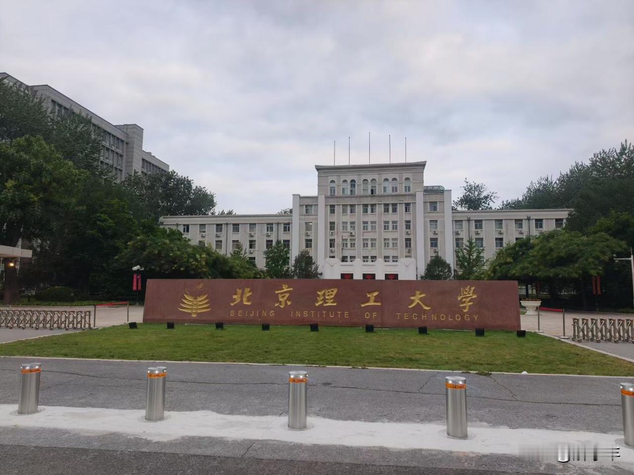 特别是沪指，月线已经死叉绿柱，月底扭转不死叉绿柱呢？哪怕九月再拉，就算4258新