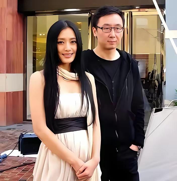 这是秦岚的两个负心汉之一，跟张艺谋有得一比！张艺谋离开巩俐娶了陈婷，而陆川离开秦